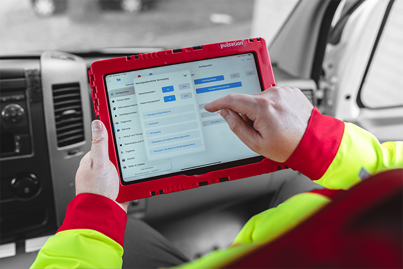 PulsationIT_19 sw min Nahaufnahme der docYou med App direkt in einem RTW verwendet