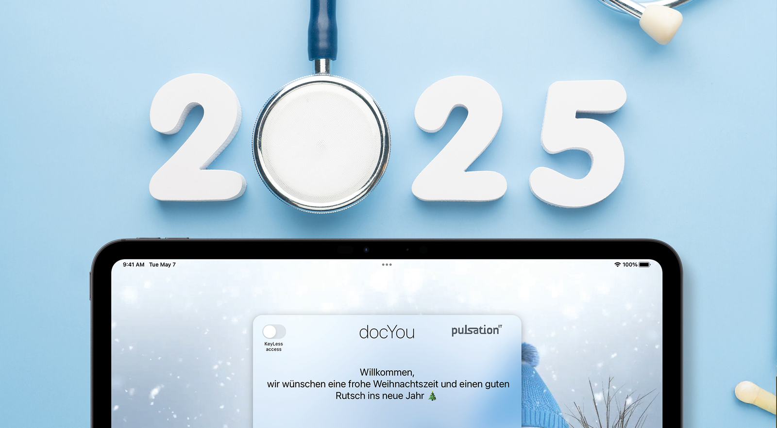 ipad Neujahr frame news Ein Ipad liegt auf einem Tisch und zeigt die obere Hälfte der docYou App, darüber liegt ein Stehtoskop dessen Kopf die Null in 2025 bildet
