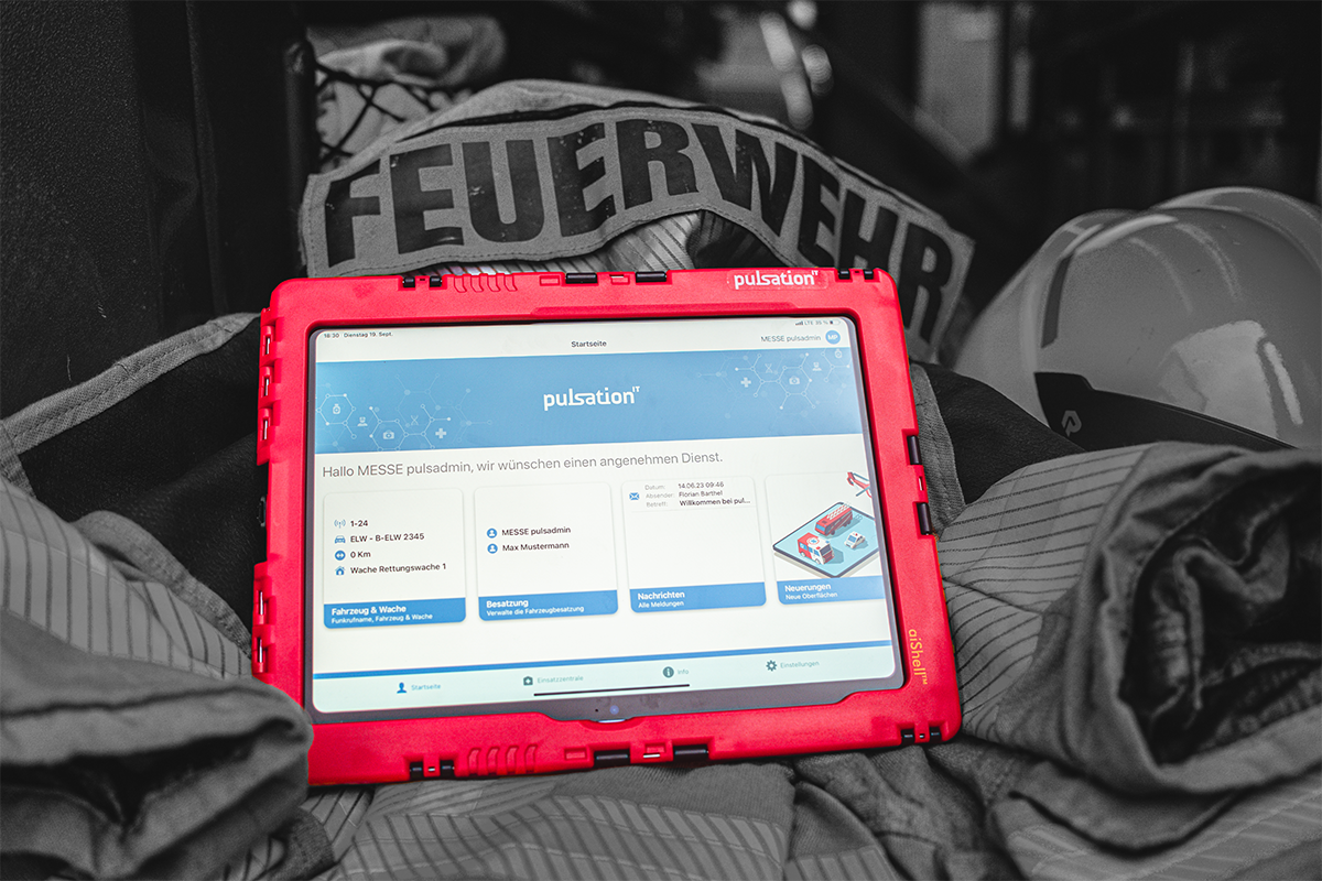 ipad auf feuerwehruniform nah Ein iPad in roter Schutzhülle liegt auf einer Feuerwehr Uniform und zeigt die Startoberfläche von docYou fire