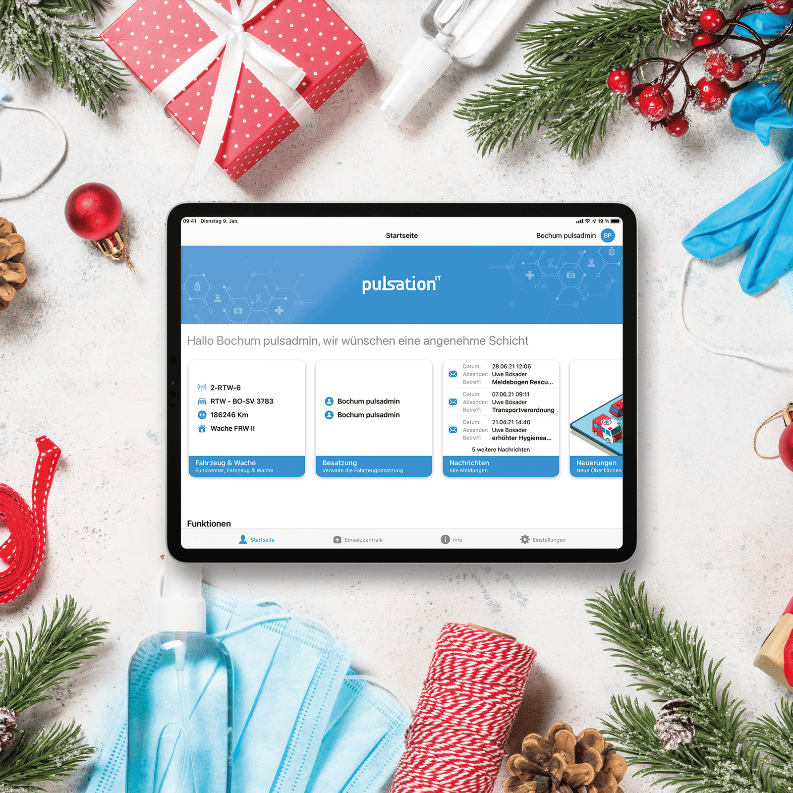 ipad weihnachten-min Ein iPad liegt auf einem weihnachtlich geschmückten Tisch und zeigt die docYou med App